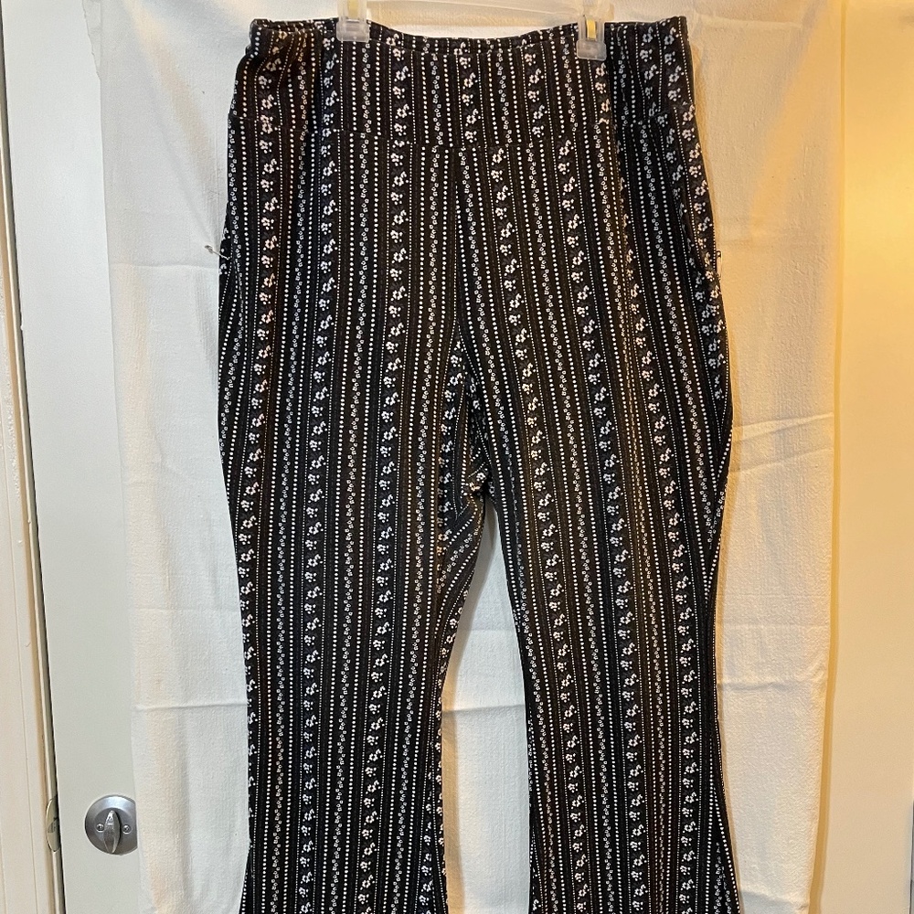 Paisley No Boundries flare leggings